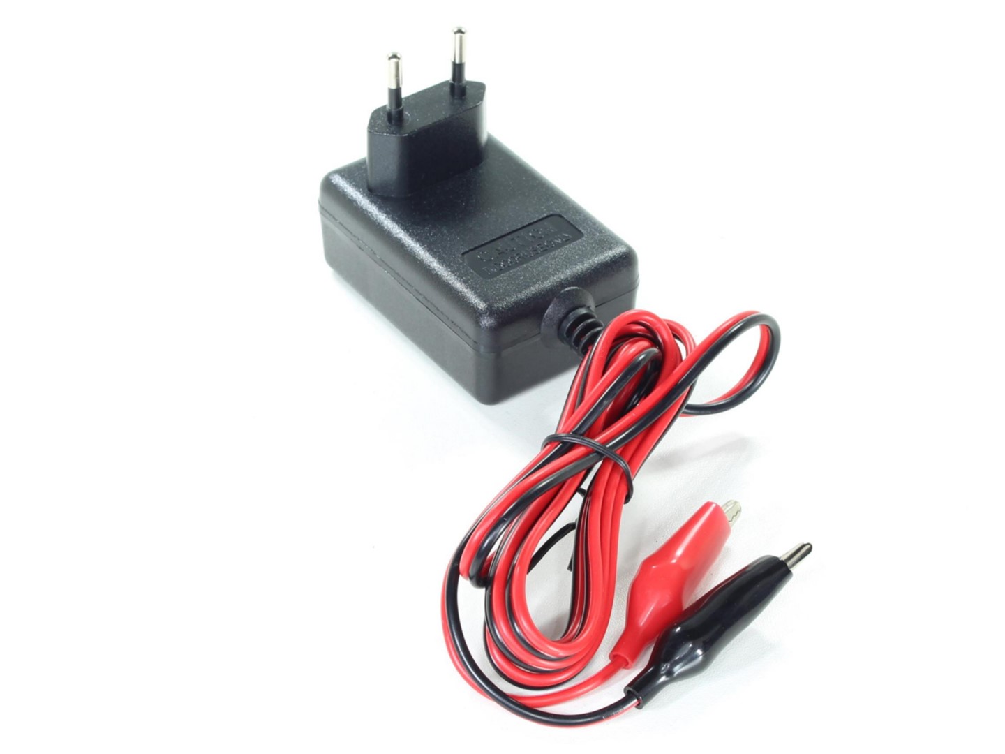 Moto nabíječka baterií 12V DC 13,8V 2A